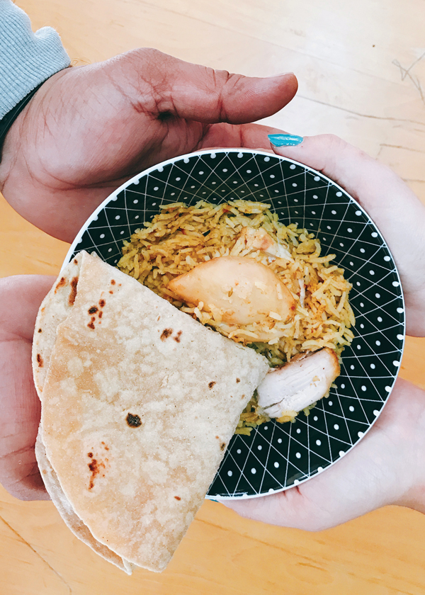 Refugees and volunteers share a meal (photo by Vlad Popov)
